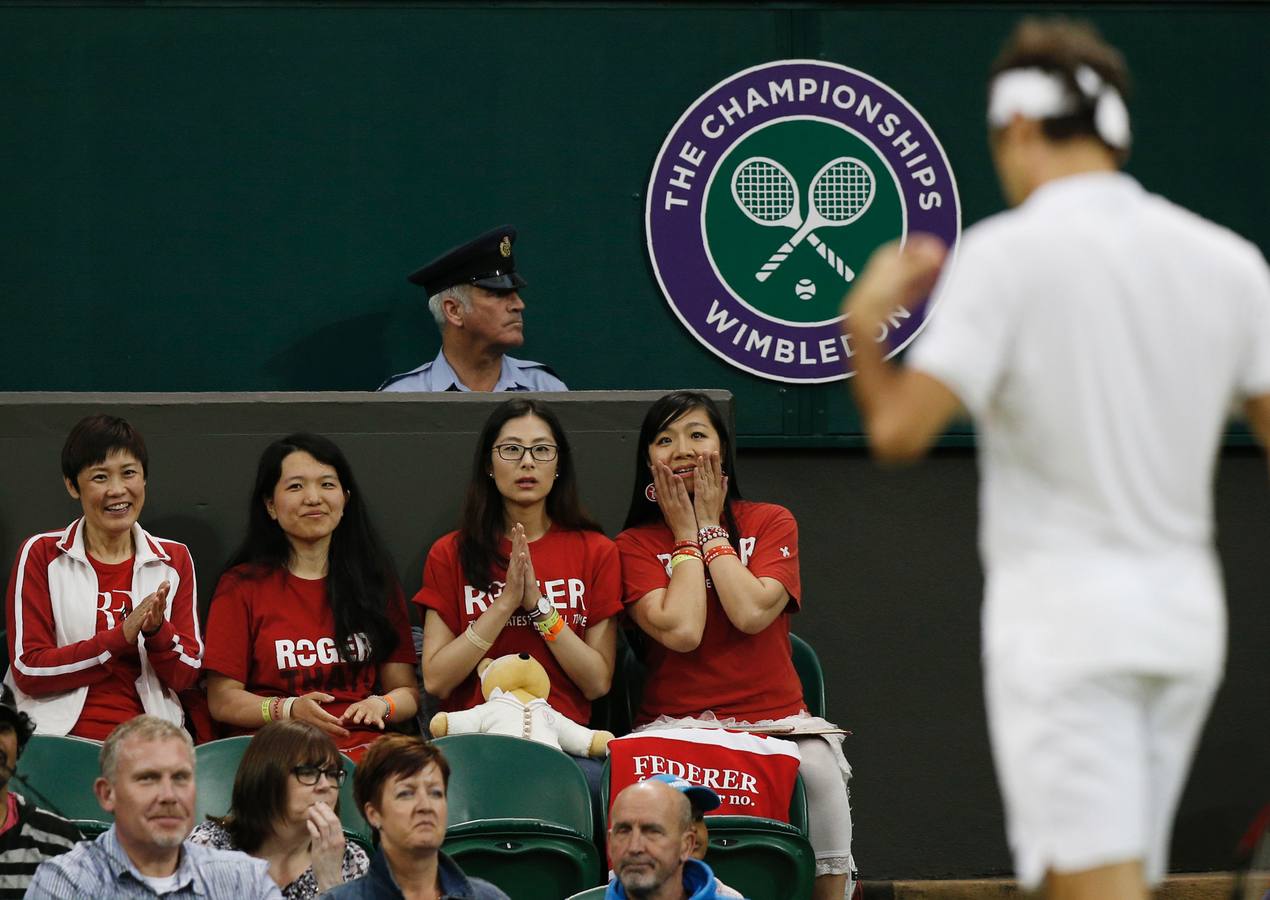 Roger Federer, leantando pasiones entre un grupo de seguidoras en su partido ante Daniel Evans en Wimbledon. AFP PHOTO / ADRIAN DENNIS