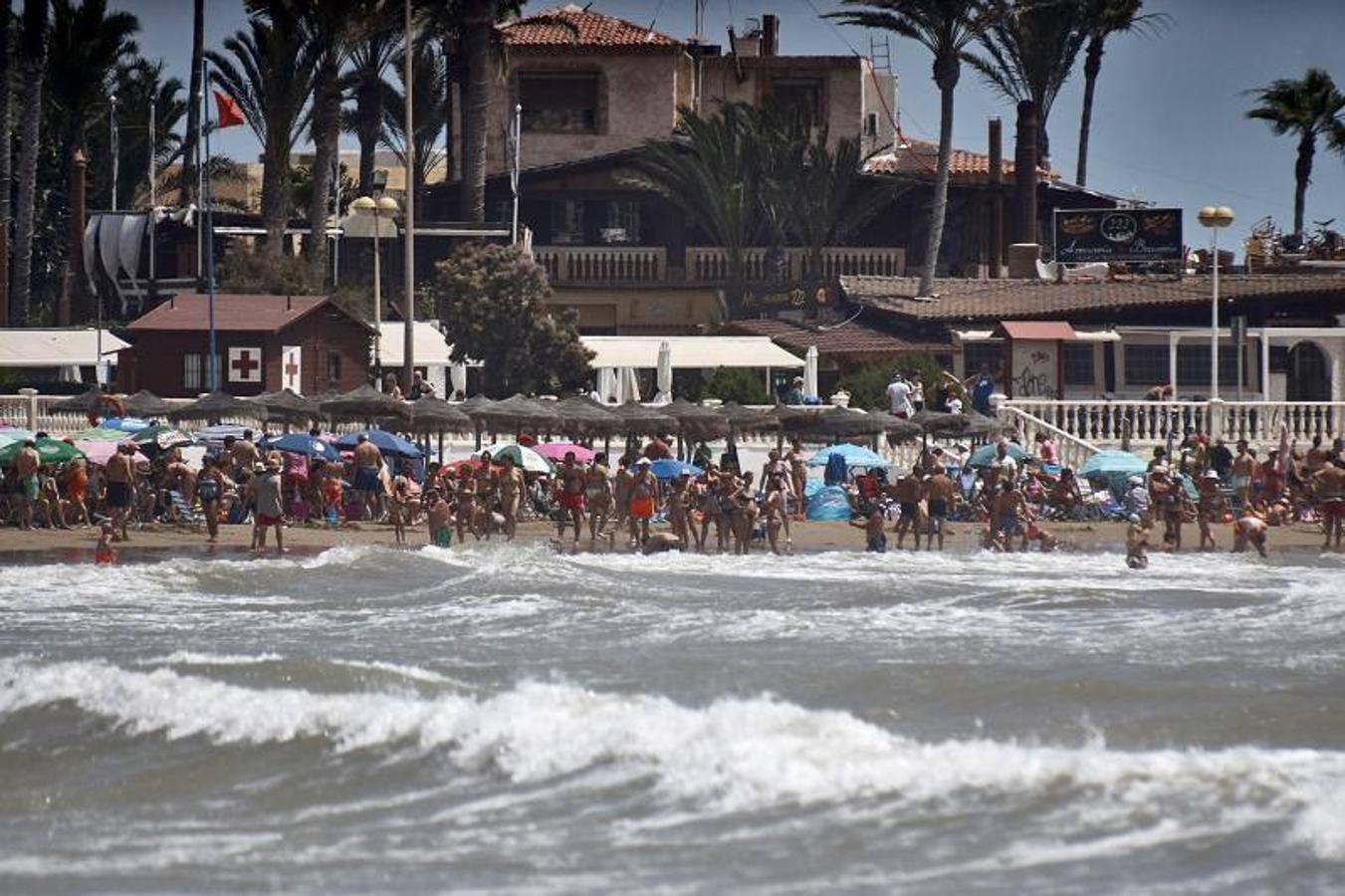 La ausencia de socorristas y la prohibición del baño se mantiene ante la falta de contrato en Torrevieja