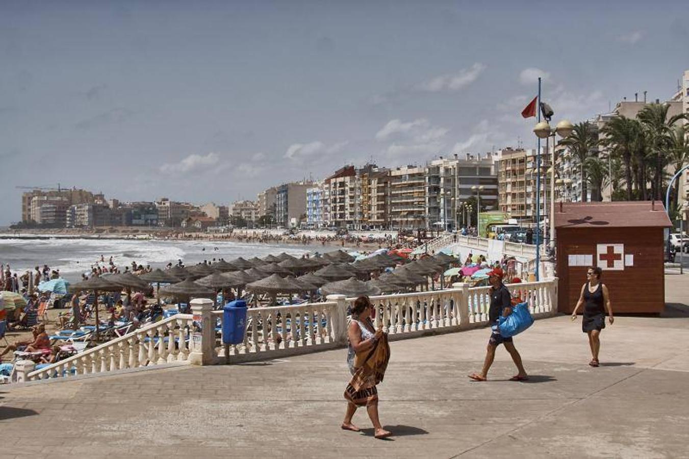 La ausencia de socorristas y la prohibición del baño se mantiene ante la falta de contrato en Torrevieja