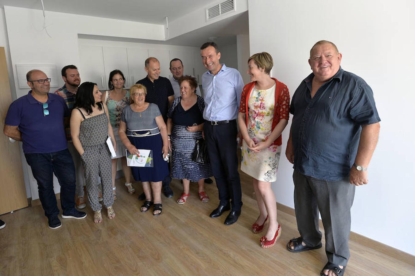 La consellera de Vivienda visita los pisos de San Antón en Elche