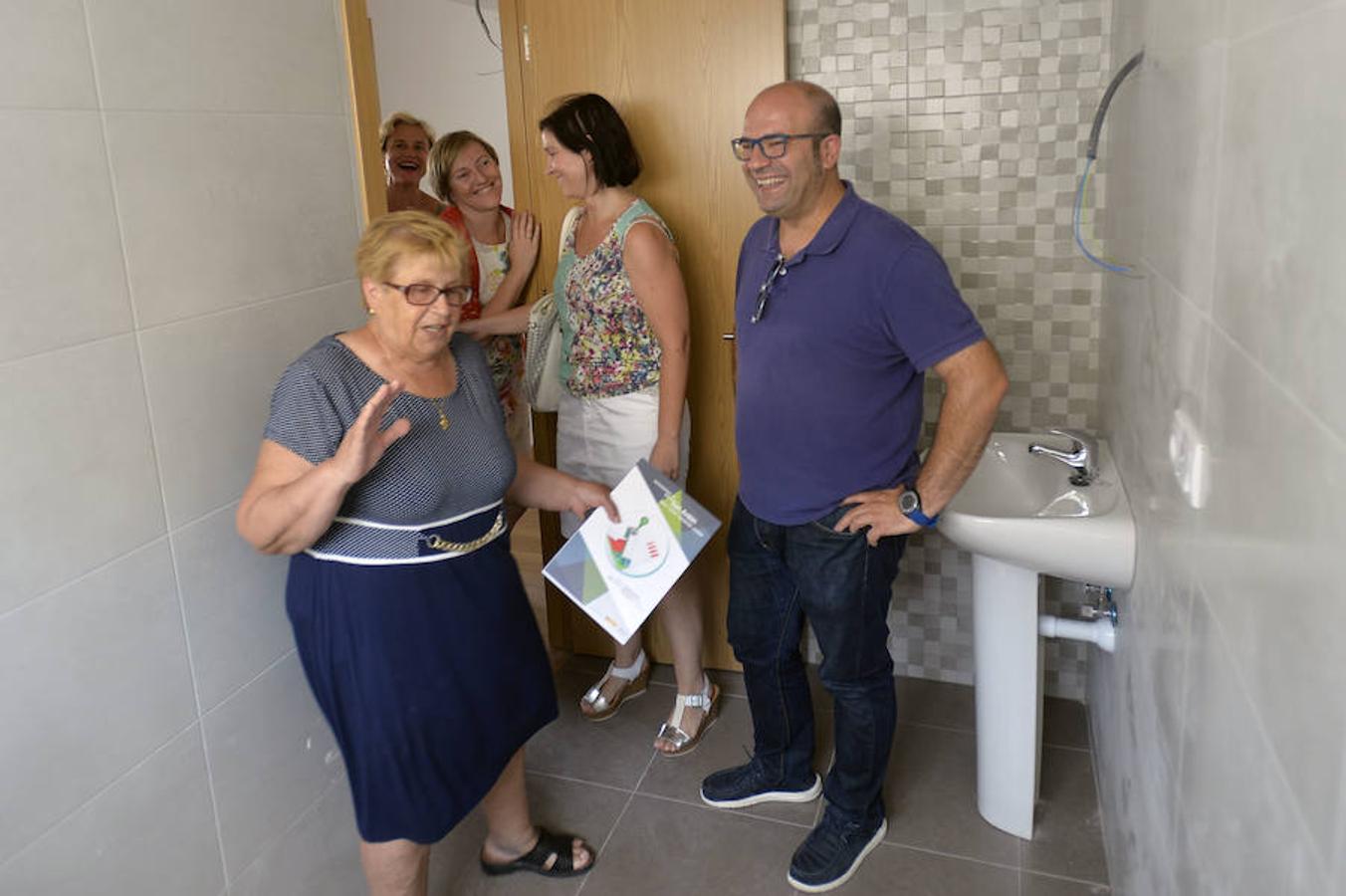 La consellera de Vivienda visita los pisos de San Antón en Elche