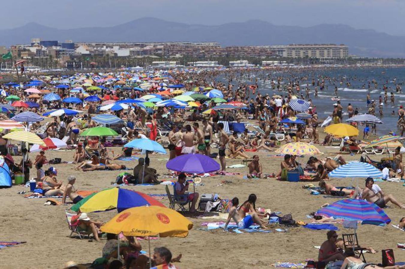 Fotos de la playa de Valencia, con picos de 40 º