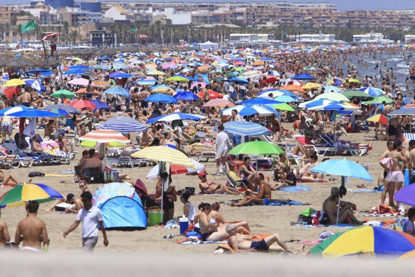 Fotos de la playa de Valencia, con picos de 40 º