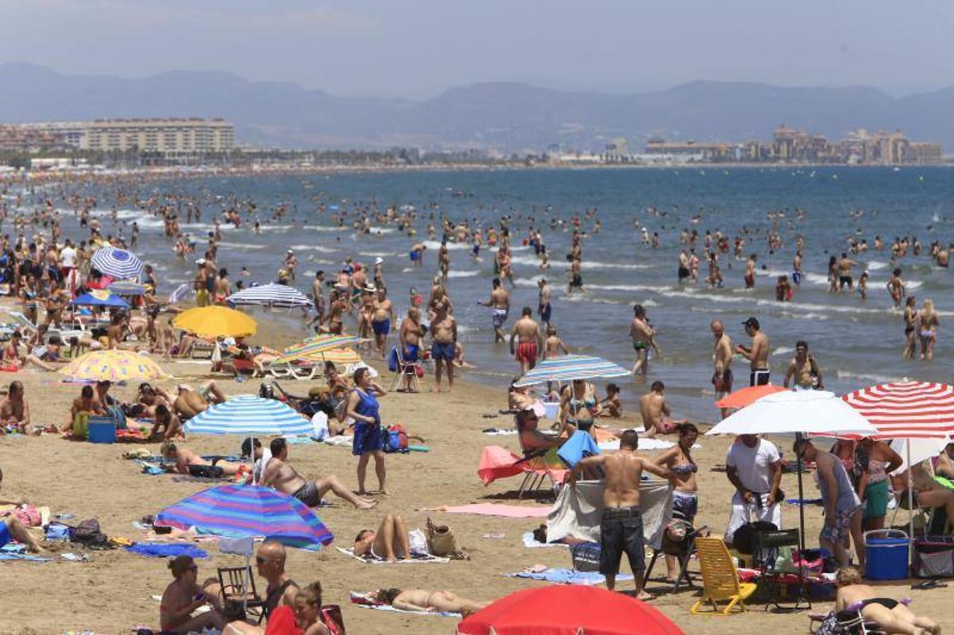 Fotos de la playa de Valencia, con picos de 40 º