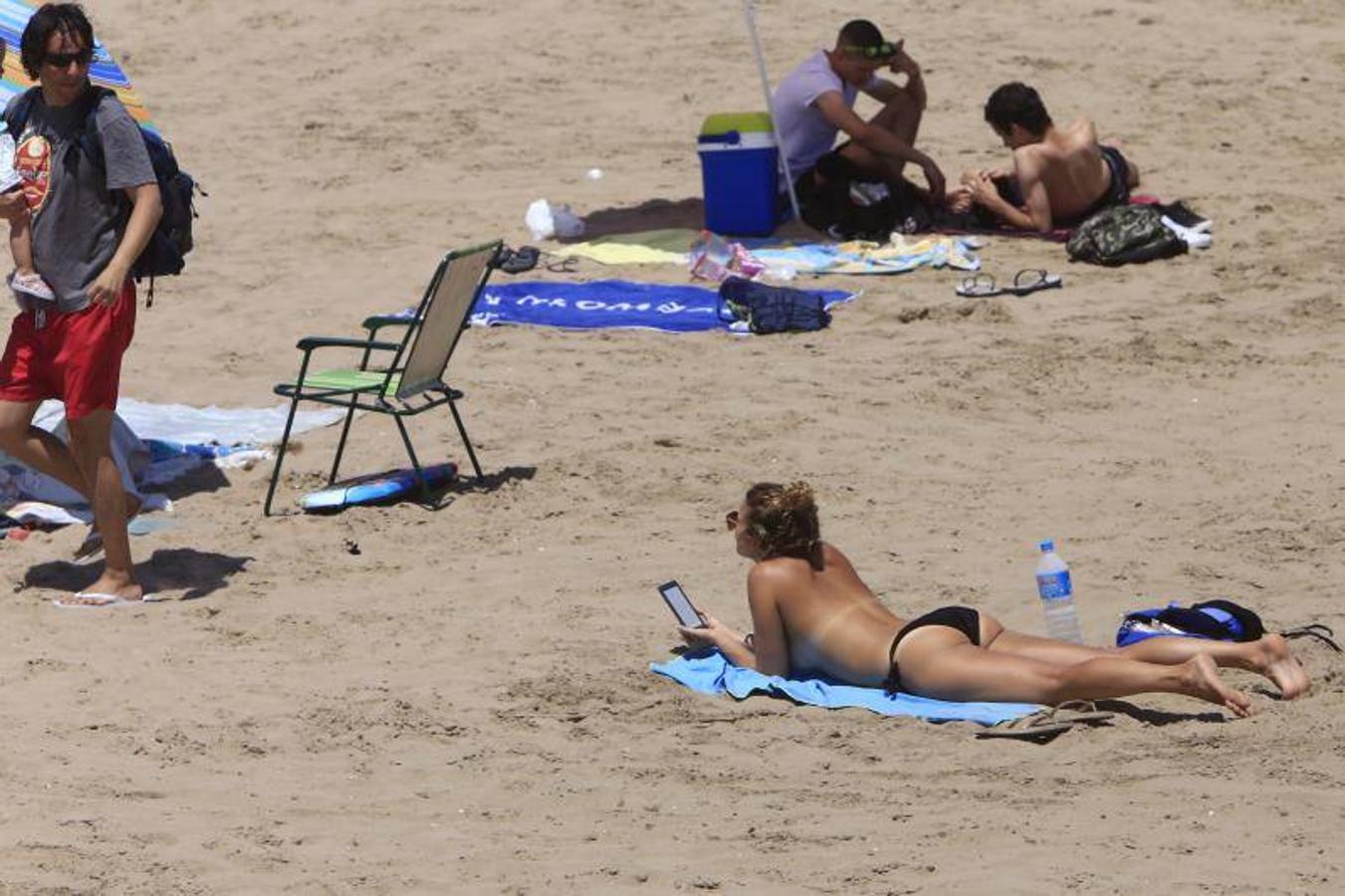 Fotos de la playa de Valencia, con picos de 40 º