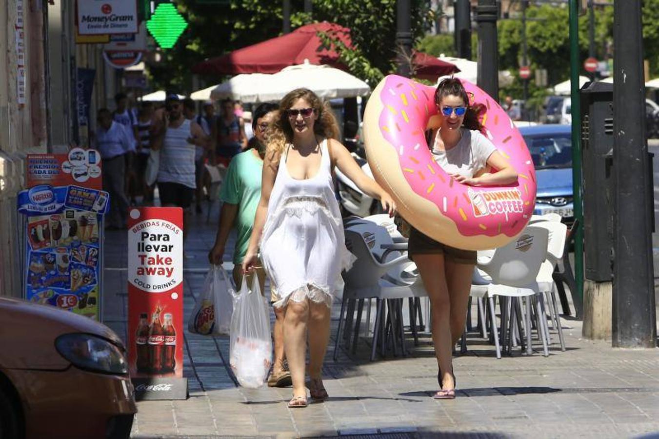 Fotos de la playa de Valencia, con picos de 40 º