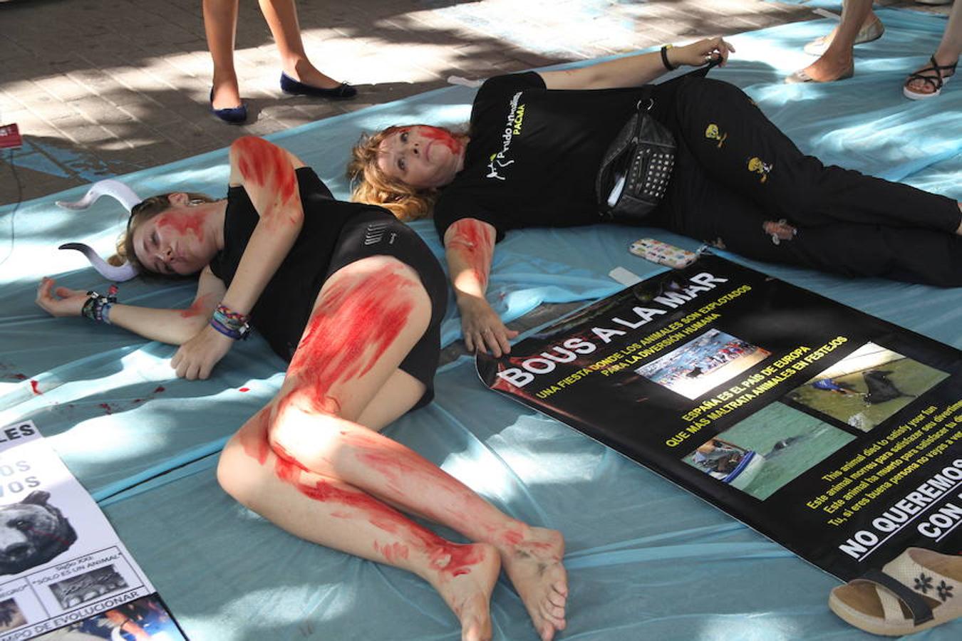 Fotos de la protesta contra los bous a la mar de Dénia