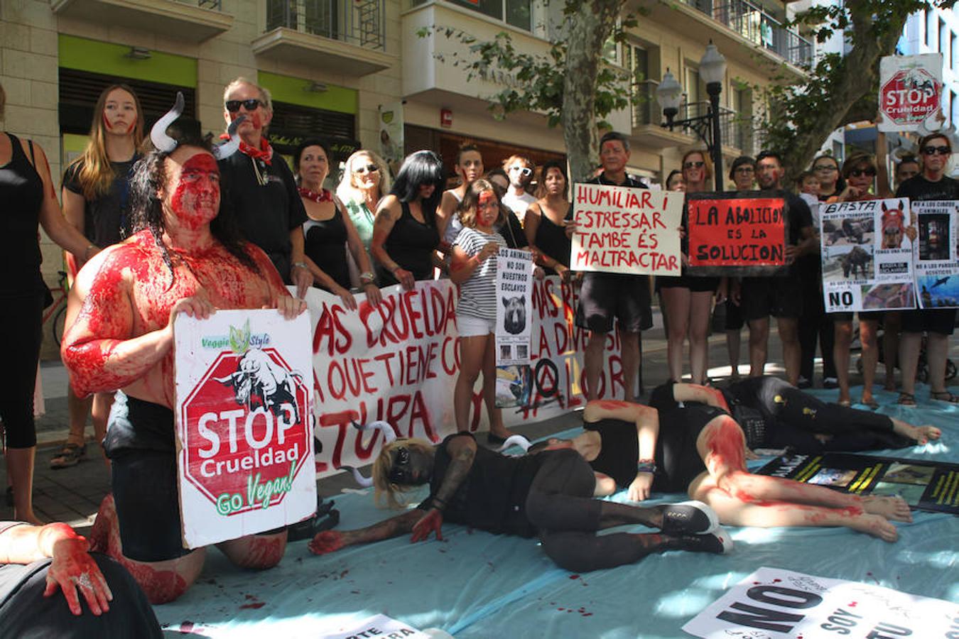 Fotos de la protesta contra los bous a la mar de Dénia