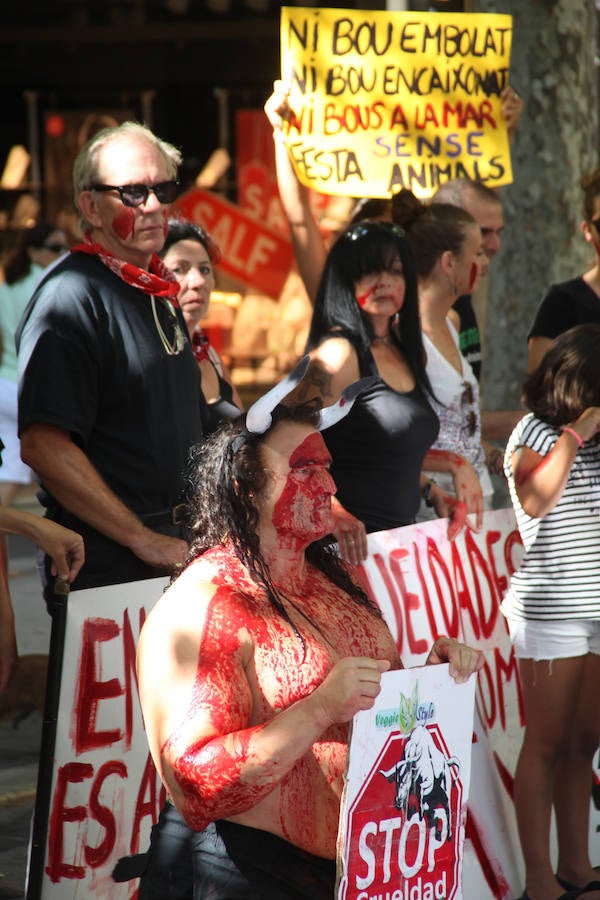 Fotos de la protesta contra los bous a la mar de Dénia