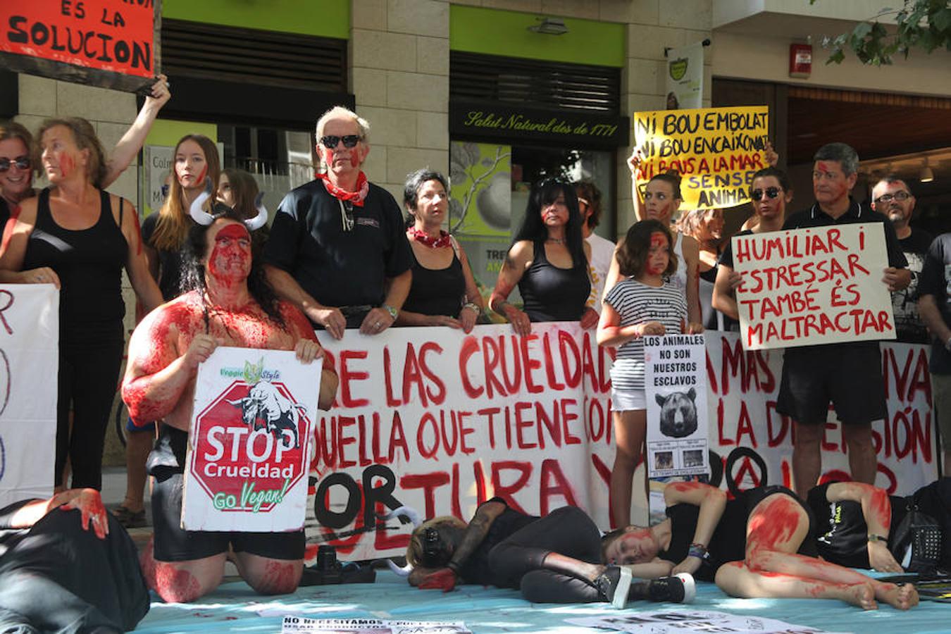 Fotos de la protesta contra los bous a la mar de Dénia