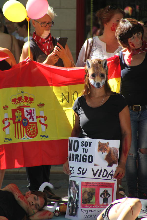 Fotos de la protesta contra los bous a la mar de Dénia