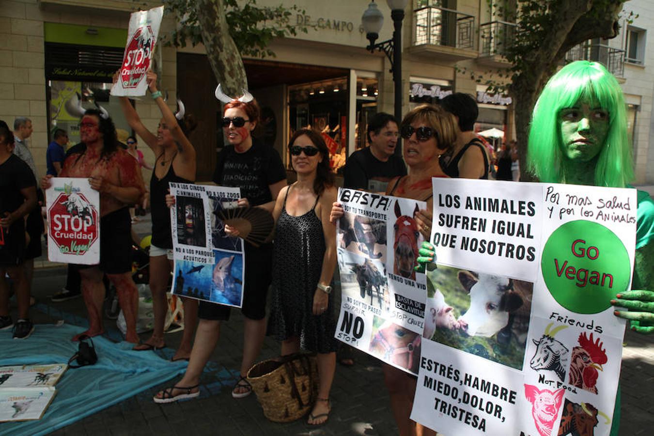 Fotos de la protesta contra los bous a la mar de Dénia