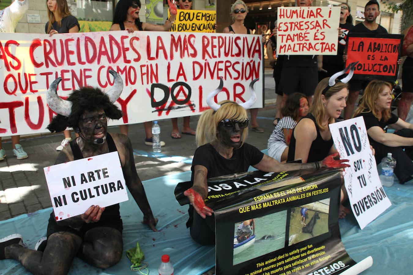 Fotos de la protesta contra los bous a la mar de Dénia