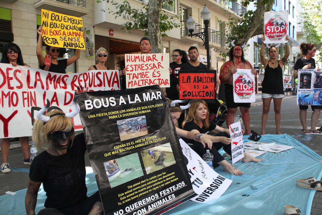 Fotos de la protesta contra los bous a la mar de Dénia