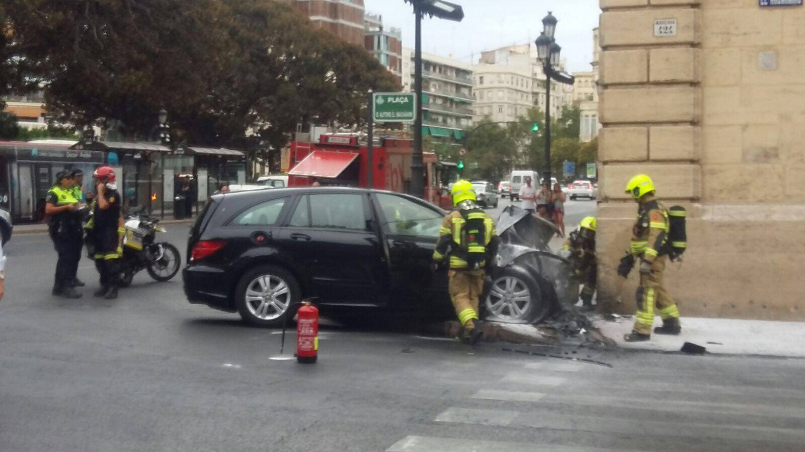 Fotos del aparatoso accidente en el Palacio de Justicia