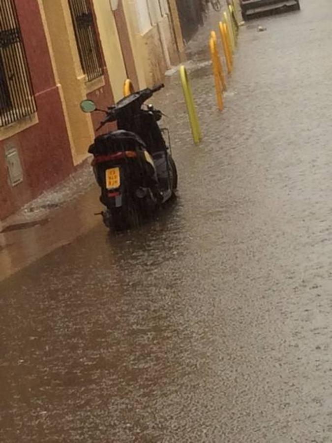 Una tormenta inunda Dénia y obliga a cerrar playas en Calpe por derrumbes