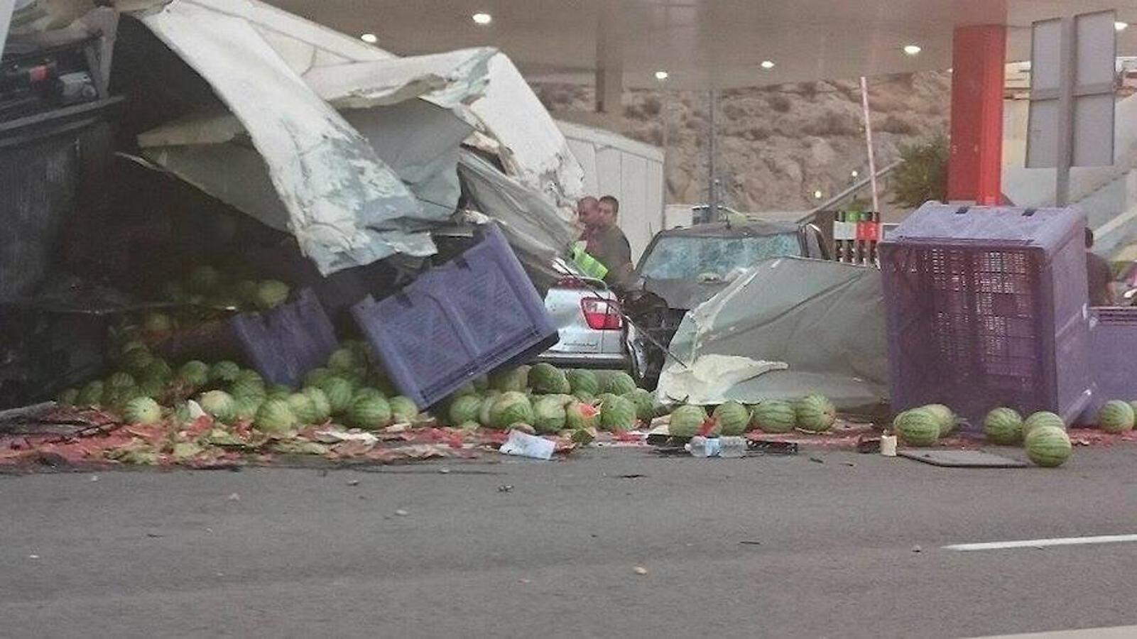 Un muerto y nueve heridos en Petrer al colisionar un camión con varios coches