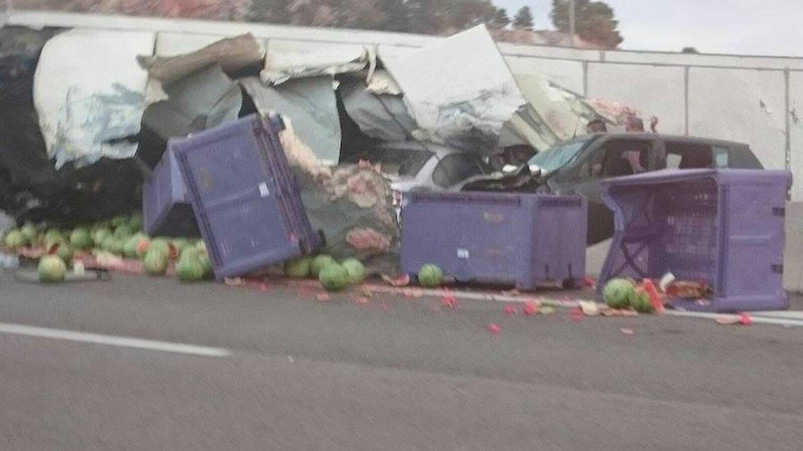 Un muerto y nueve heridos en Petrer al colisionar un camión con varios coches