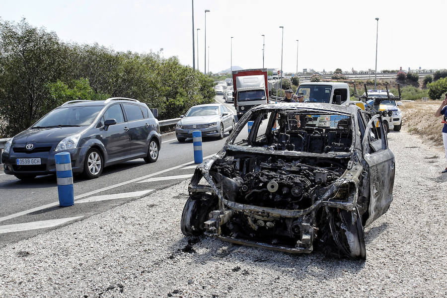 Incendio de un coche en la A-7, salida de Alicante