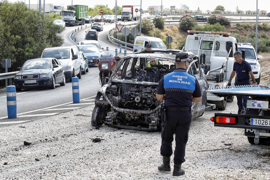 Incendio de un coche en la A-7, salida de Alicante