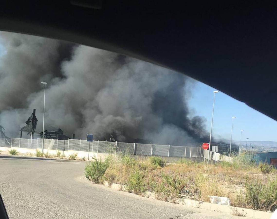 Fotos del incendio en una empresa de plásticos de l&#039;Olleria obliga a desalojar a 118 ancianos de una residencia
