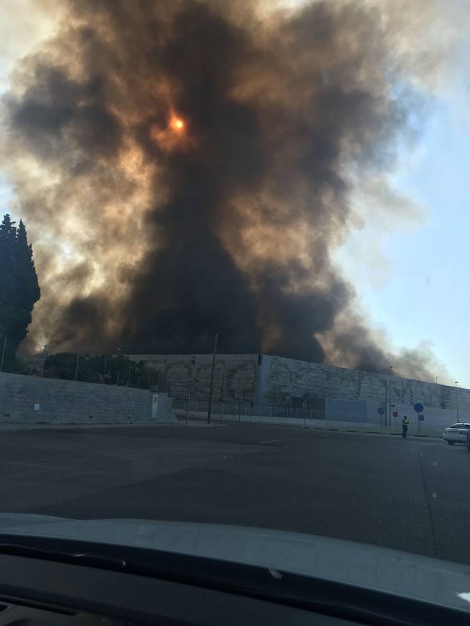 Fotos del incendio en una empresa de plásticos de l&#039;Olleria obliga a desalojar a 118 ancianos de una residencia