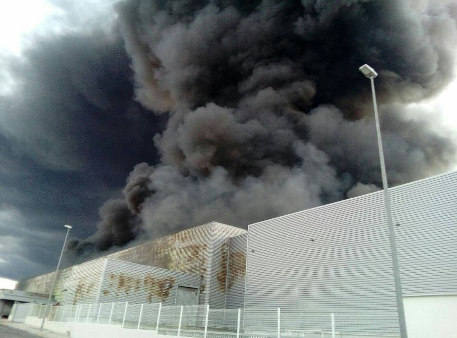 Fotos del incendio en una empresa de plásticos de l&#039;Olleria obliga a desalojar a 118 ancianos de una residencia