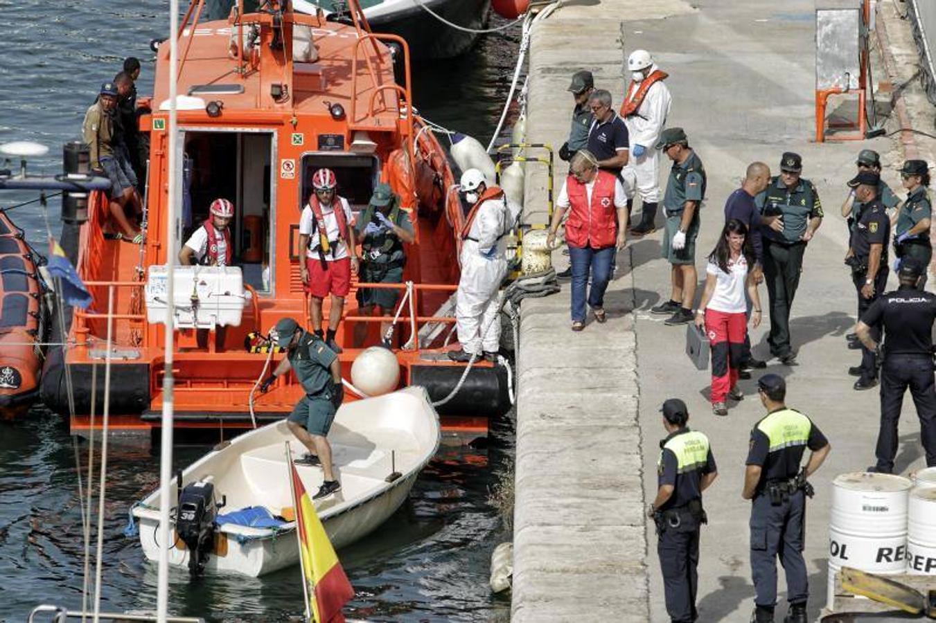 Rescatan a diez personas de una patera frente a la costa alicantina