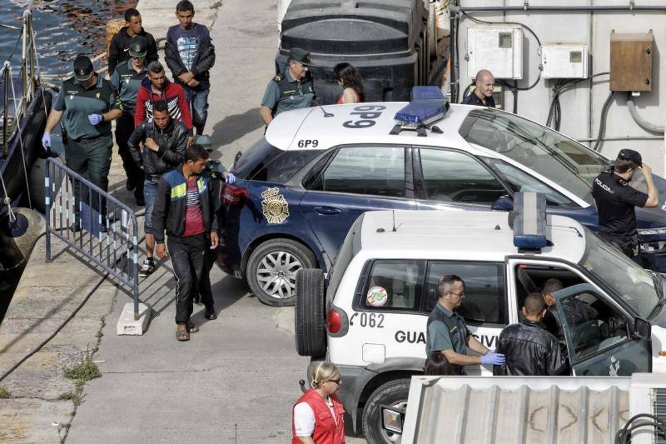 Rescatan a diez personas de una patera frente a la costa alicantina