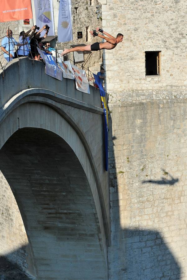 Fotos de los saltos desde el Puente Viejo de Mostar