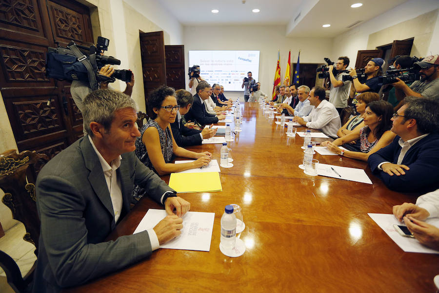 Fotos de la firma del convenio para la puesta en marcha de Stop al foc