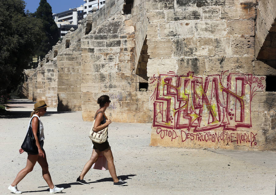 Fotos de grafitis en el Puente del Real en el viejo cauce del río Turia