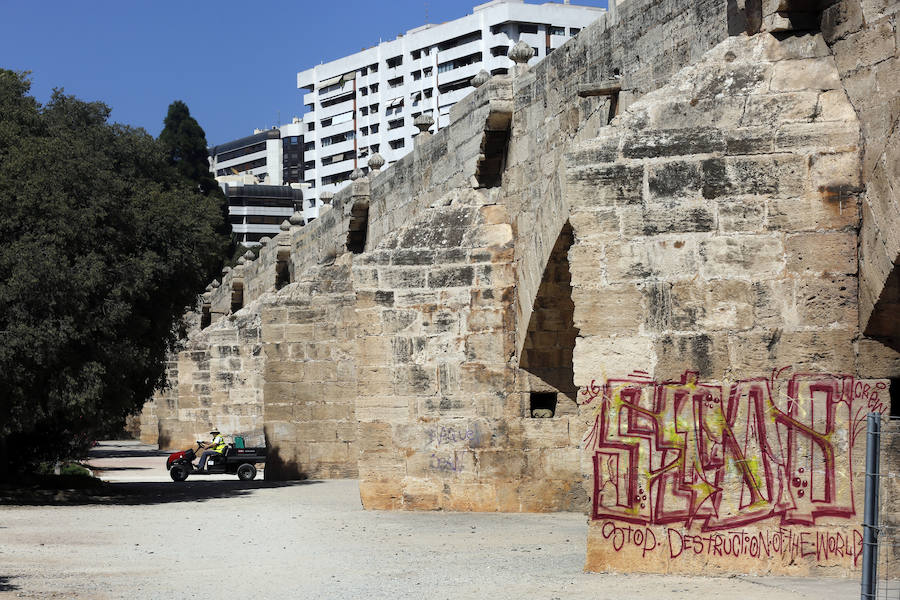 Fotos de grafitis en el Puente del Real en el viejo cauce del río Turia