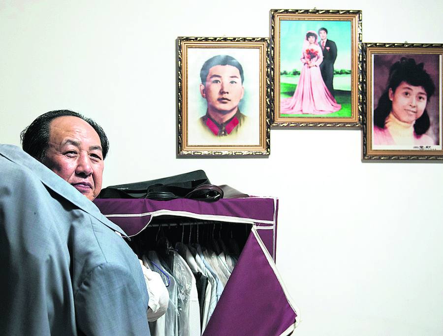 Atusándose el pelo como el Gran Timonel y escogiendo una camisa.