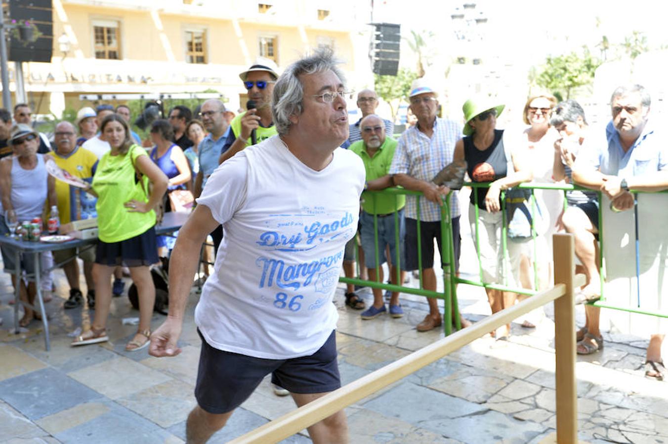 Un murciano gana el torneo de lanzamiento de huesos de dátil y oliva en Elche