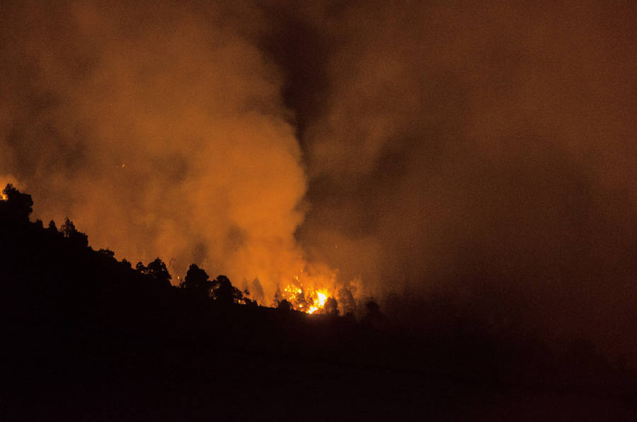 El dispositivo trabaja en la extinción del incendio forestal durante la noche para evitar el avance del fuego.