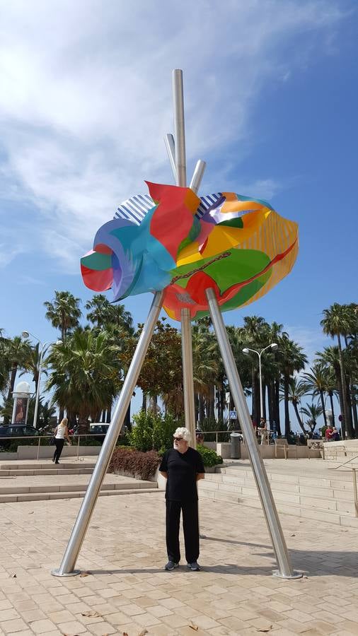 Gabarron bajo la escultura Homenaje al cine con Camilo José Cela al fondo (2016) ubicada en Quai Saint-Pierre (Cannes).