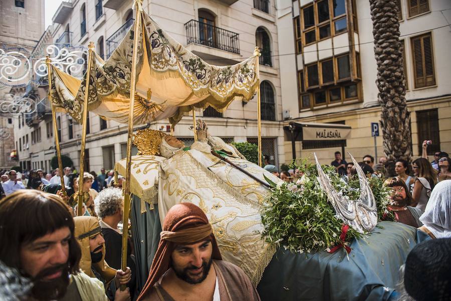 Procesión y coronación de la Virgen María