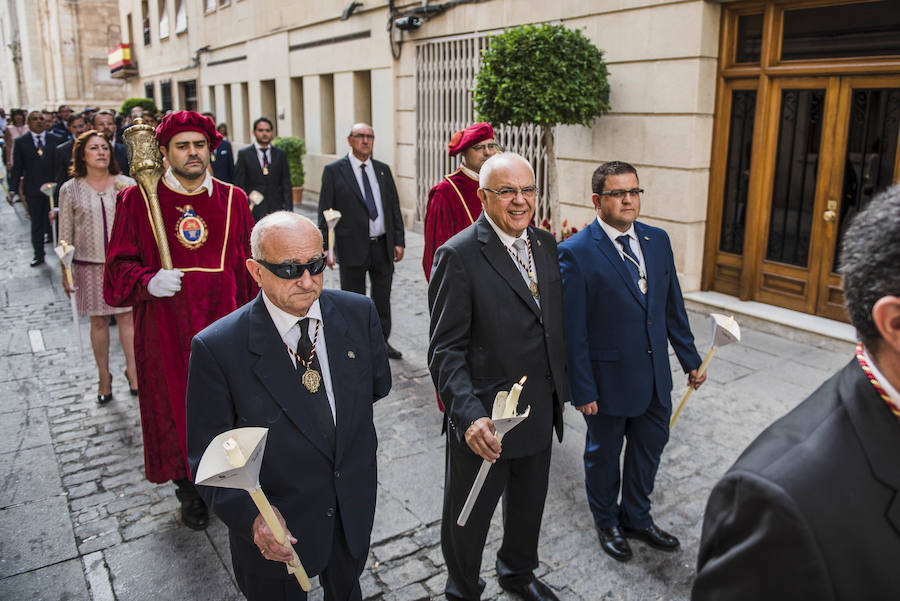 Procesión y coronación de la Virgen María