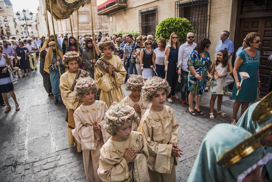 Procesión y coronación de la Virgen María