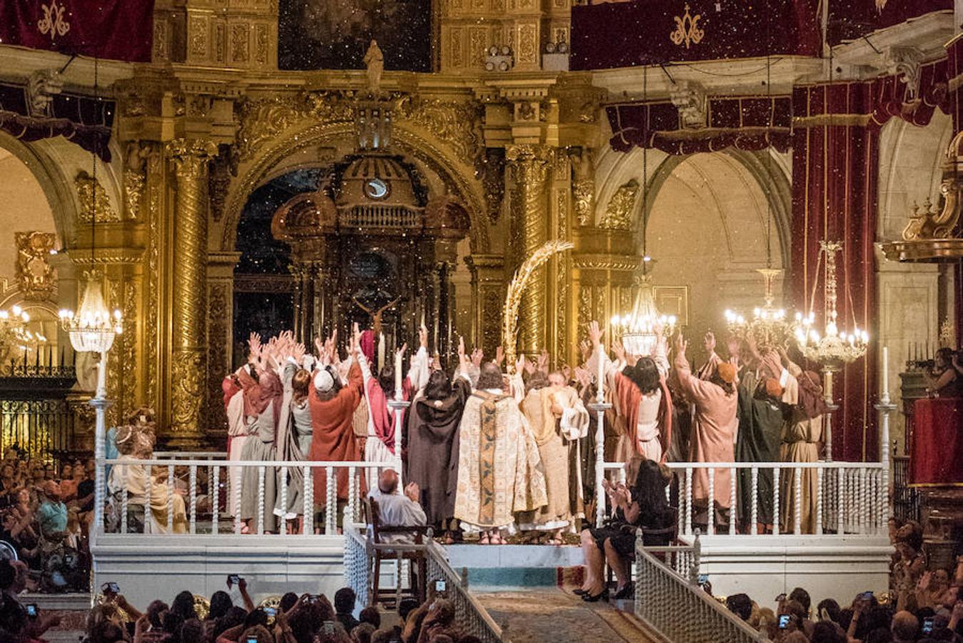 Procesión y coronación de la Virgen María