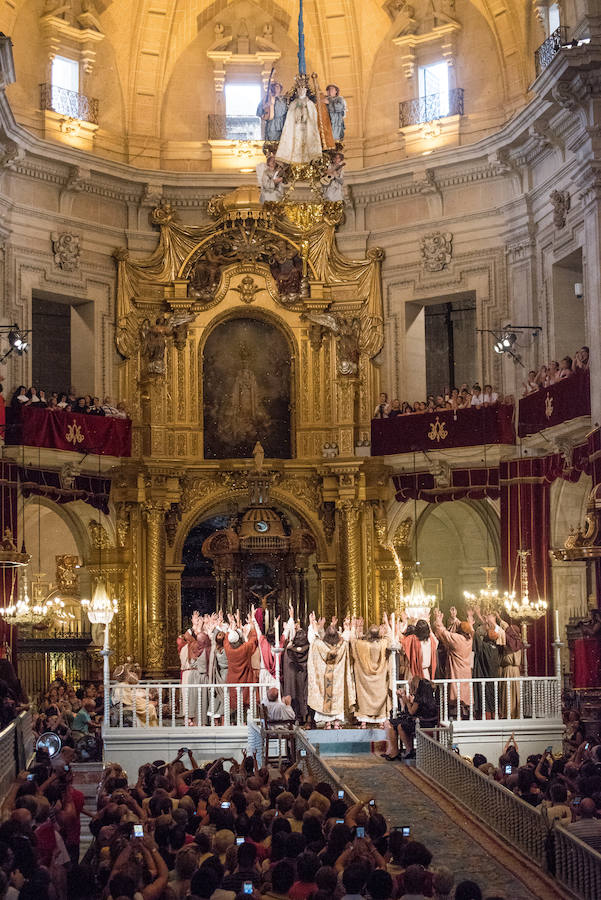 Procesión y coronación de la Virgen María