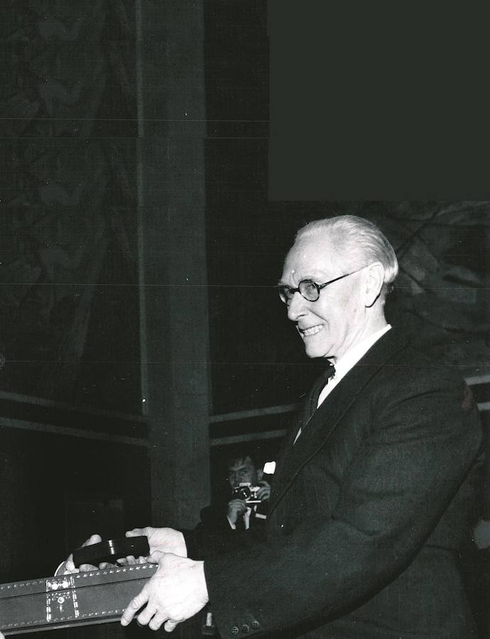 Philip John Noel-Bakeres el único olímpico con una medalla de plata (Amberes 1920) que ganó un Premio Nobel (1959). En la foto, recogiendo el galardón, cuando tenía 70 años.