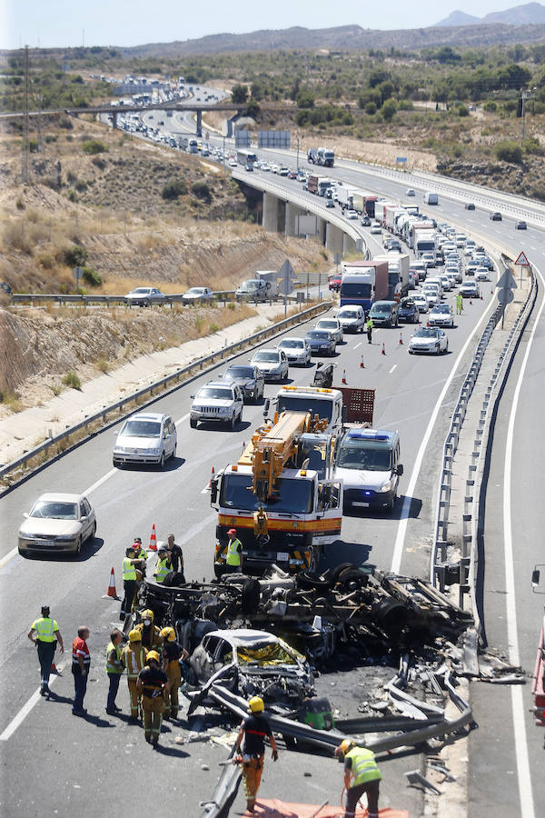 Accidente de tres vehículos en la A-7