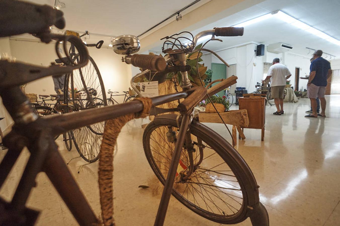 Exposición de bicicletas antiguas y objetos tradicionales en Redován