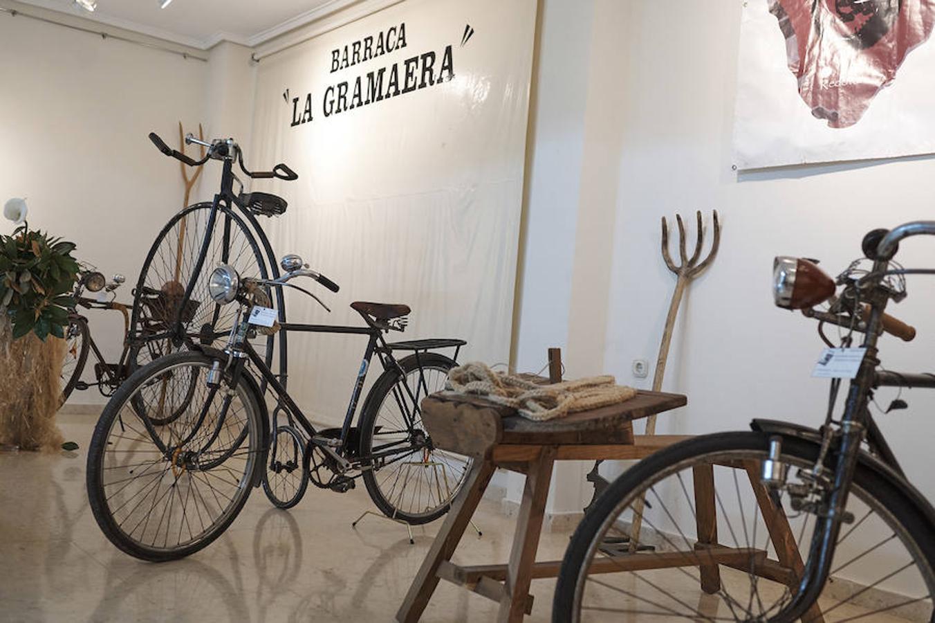 Exposición de bicicletas antiguas y objetos tradicionales en Redován