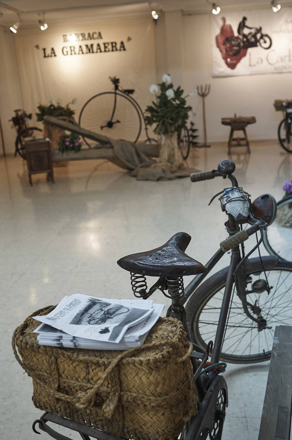 Exposición de bicicletas antiguas y objetos tradicionales en Redován