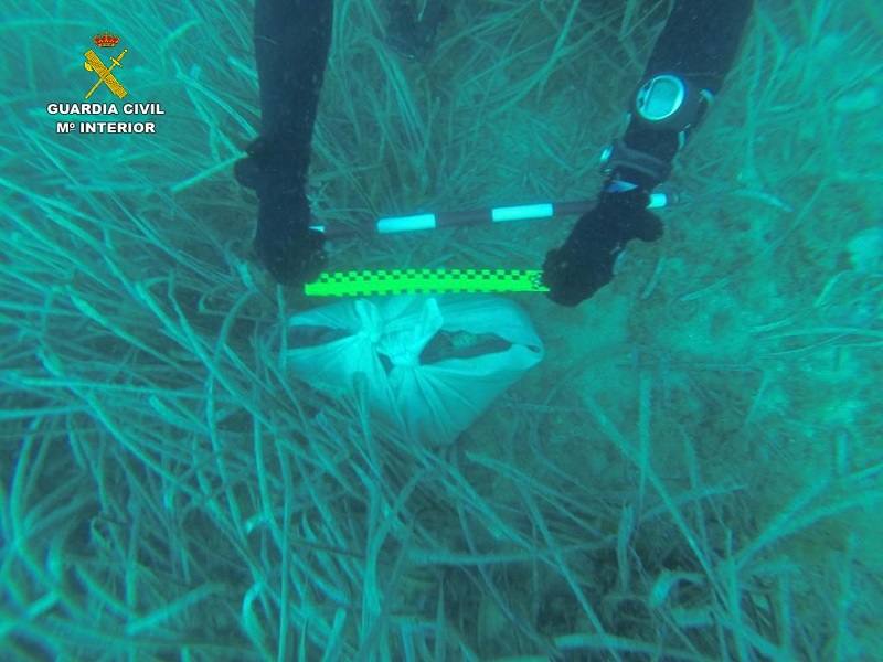 Fotos del hallazgo de los huesos envueltos en otra sábana en aguas de Calpe