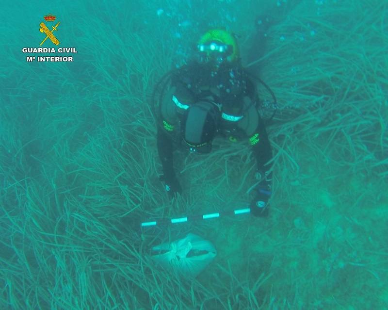 Fotos del hallazgo de los huesos envueltos en otra sábana en aguas de Calpe