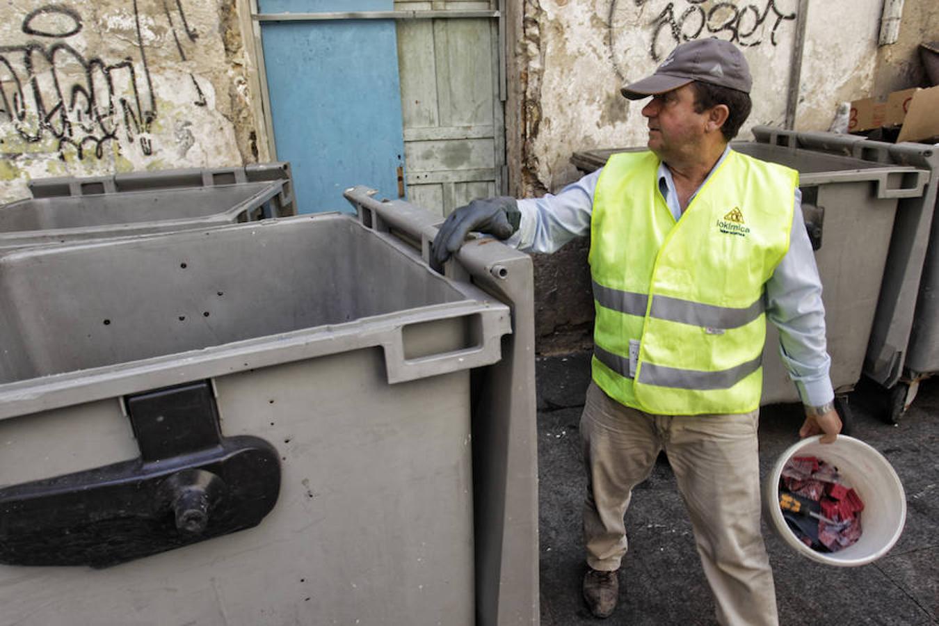 Limpieza y comprobación de los focos de ratas en el casco antiguo de Alicante